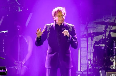 Barry Manilow reveals lung cancer, postpones concerts