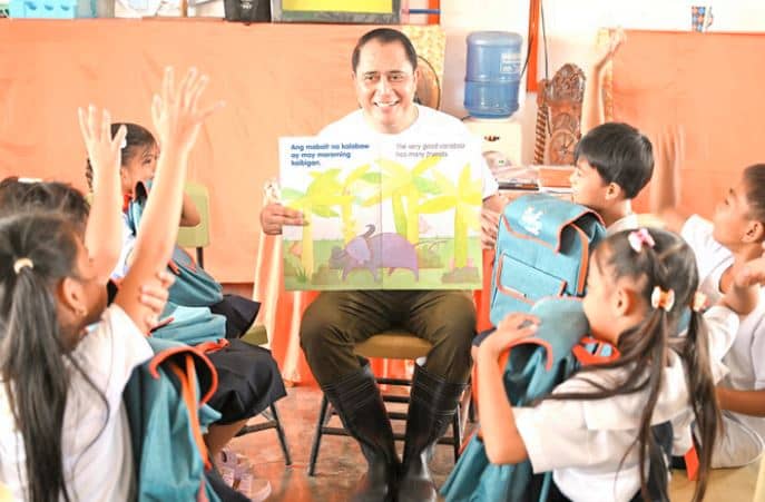 MERALCO employee-volunteers partake in storytelling sessions with students as an actvity that is included in the Balik Eskwela project.