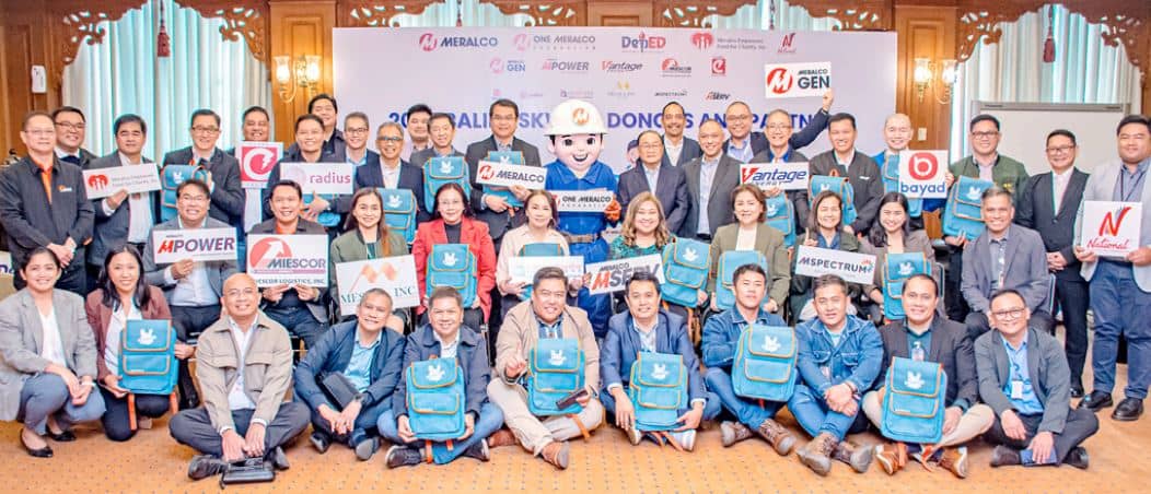 OMF and Meralco Chairman Manuel V. Pangilinan (middle), together with the heads of Meralco departments, offices and its subsidiaries, show their full support for the Balik Eskwela project.