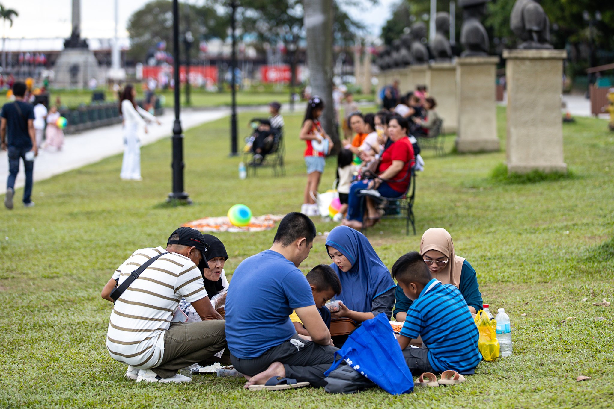Families spend quality time at Rizal Park in Manila on Tuesday, 23 December 2025, two days before Christmas.