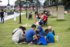 Families go to Rizal Park to spend quality time ahead of Christmas
