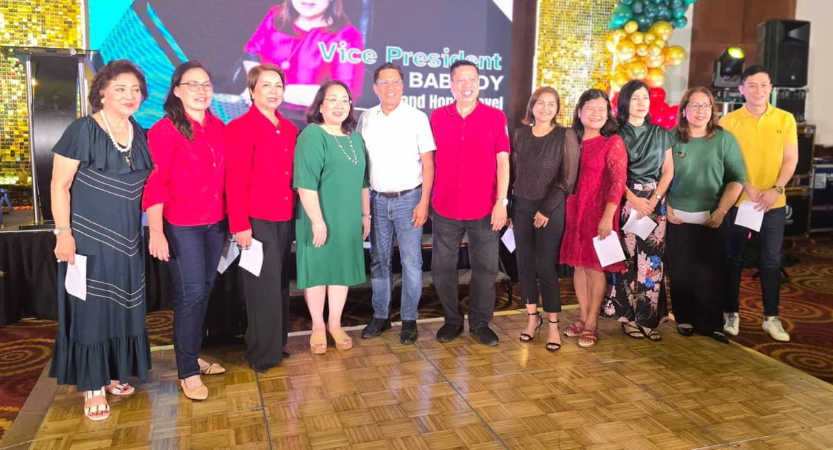 CEBU City Mayor Nestor Archival with the new CTTA Board of Directors led by Alan Carvajal of Travelways as president and Baby Dy of Grand Hope as vice president.