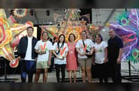 F/Sen.Cynthia Villar, Managing Director of Villar Foundation post with this year's winner of Parol-Making Contest. L-R: Councilor Francis Danok Hernandez, Josephine Loverez (Wife of 1st Prize Winner Richard Loverez), Anna Flores (2nd Prize Winner), Former Senator Cynthia Villar, Glecy Dela Cruz (3rd Prize Winner), Violeta "Violy" Santos (President of Samahang Magpaparol ng Las Piñas) and Councilor Mori Riguera