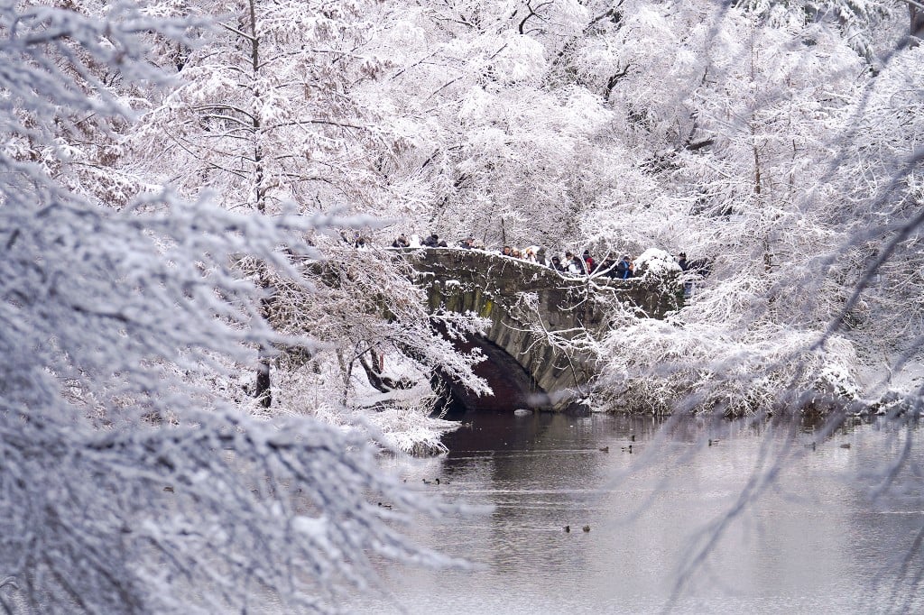 New York braces for snowstorm set to snarl post-holiday travel