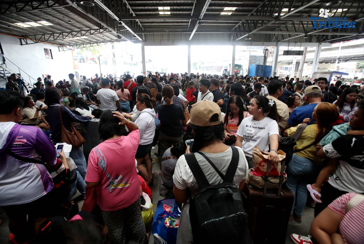 (December 26 2025) Passengers bound to their provinces to celebrate the New Year were seen flocked at Jac bus terminal in Quezon City, on Friday December 26 2025. Photo/Analy Labor