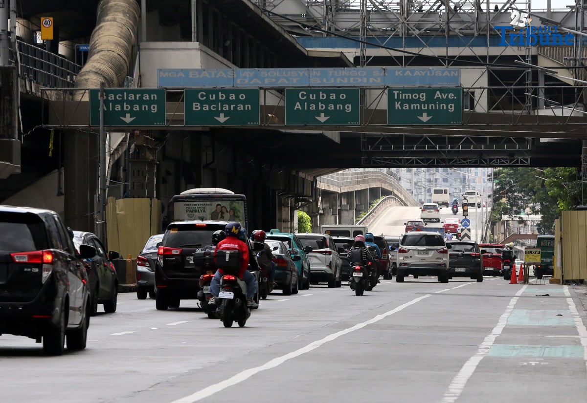 (December 26 2025) Motorist seen traversing at kamuning southbound Flyover on December 26 2025. The private contractor of the DOTr working on the Rehabilitation of the Kamuning Bus Stop and Construction of Footbridge Project, announce of the road closure at EDSA-Kamuning (Southbound) in Quezon City on December 27 and 28, Saturday and Sunday, from 1 am to 4 am to give way to the installation of the box girder. Photo/Analy Labor
