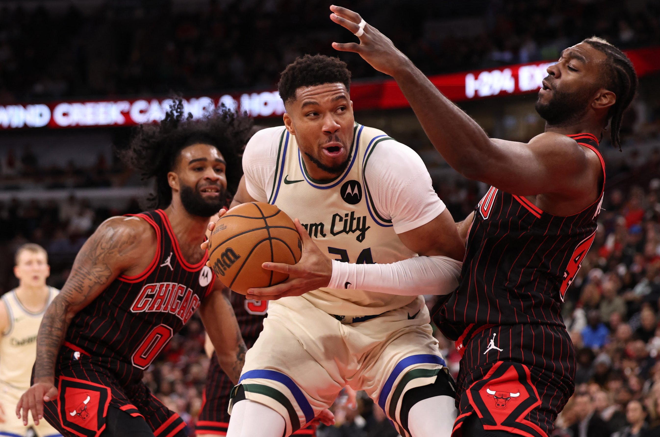 Returning Giannis powers Bucks; Spurs streak ends