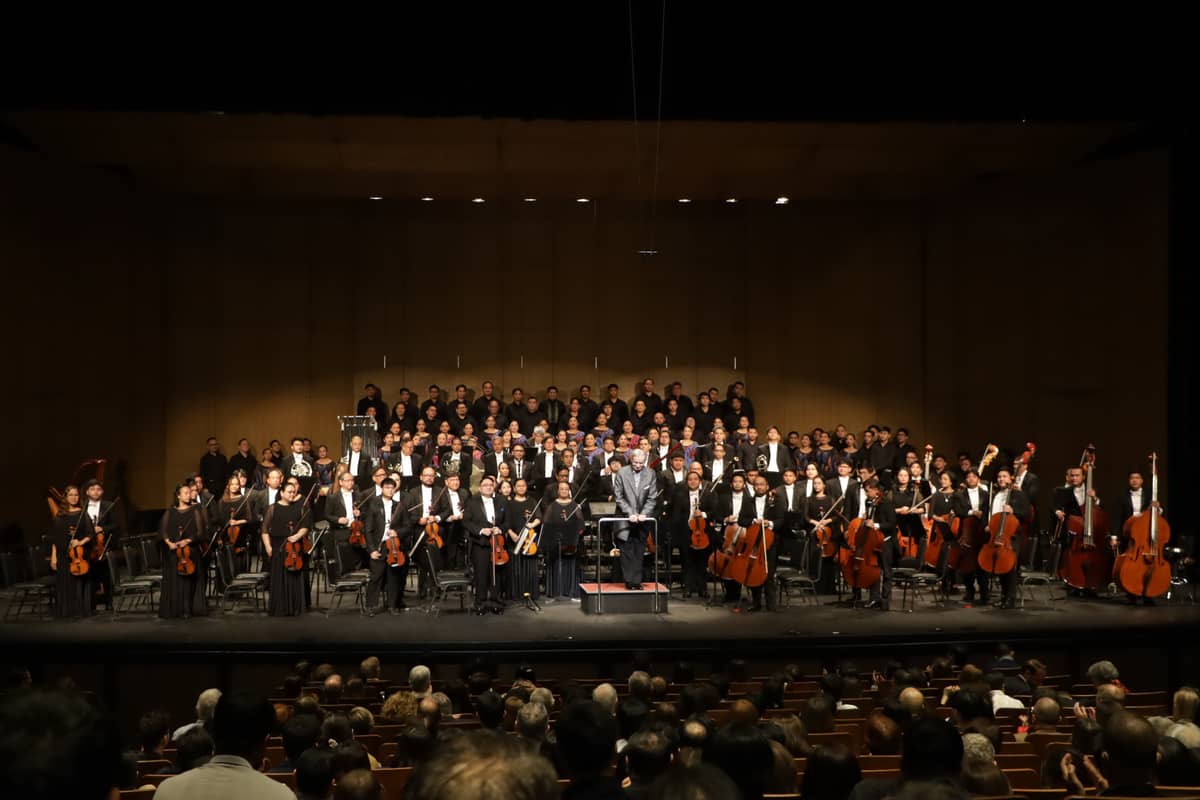THE cast of the concert take a bow.