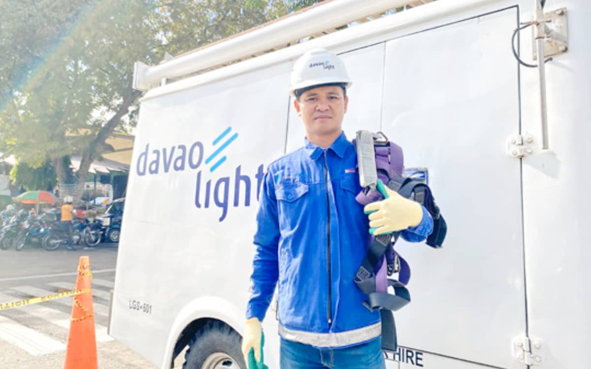 GIBSON M. Yarte embodies the “season of giving” by selflessly serving as a Davao Light Gang Supervisor, leading line crews in looking after electric distribution lines to minimize or prevent service interruptions and preserve the holiday spirit.