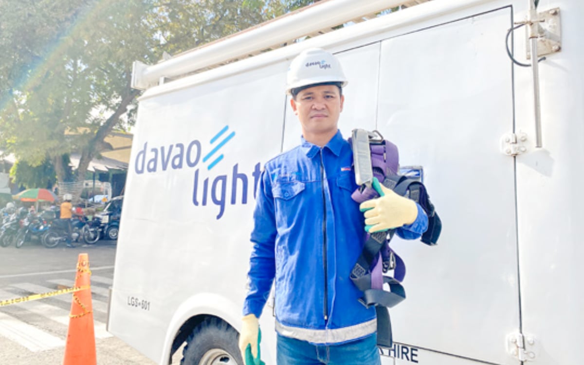 GIBSON M. Yarte embodies the “season of giving” by selflessly serving as a Davao Light Gang Supervisor, leading line crews in looking after electric distribution lines to minimize or prevent service interruptions and preserve the holiday spirit.