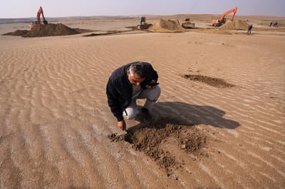 Iraqis cover soil with clay to curb sandstorms