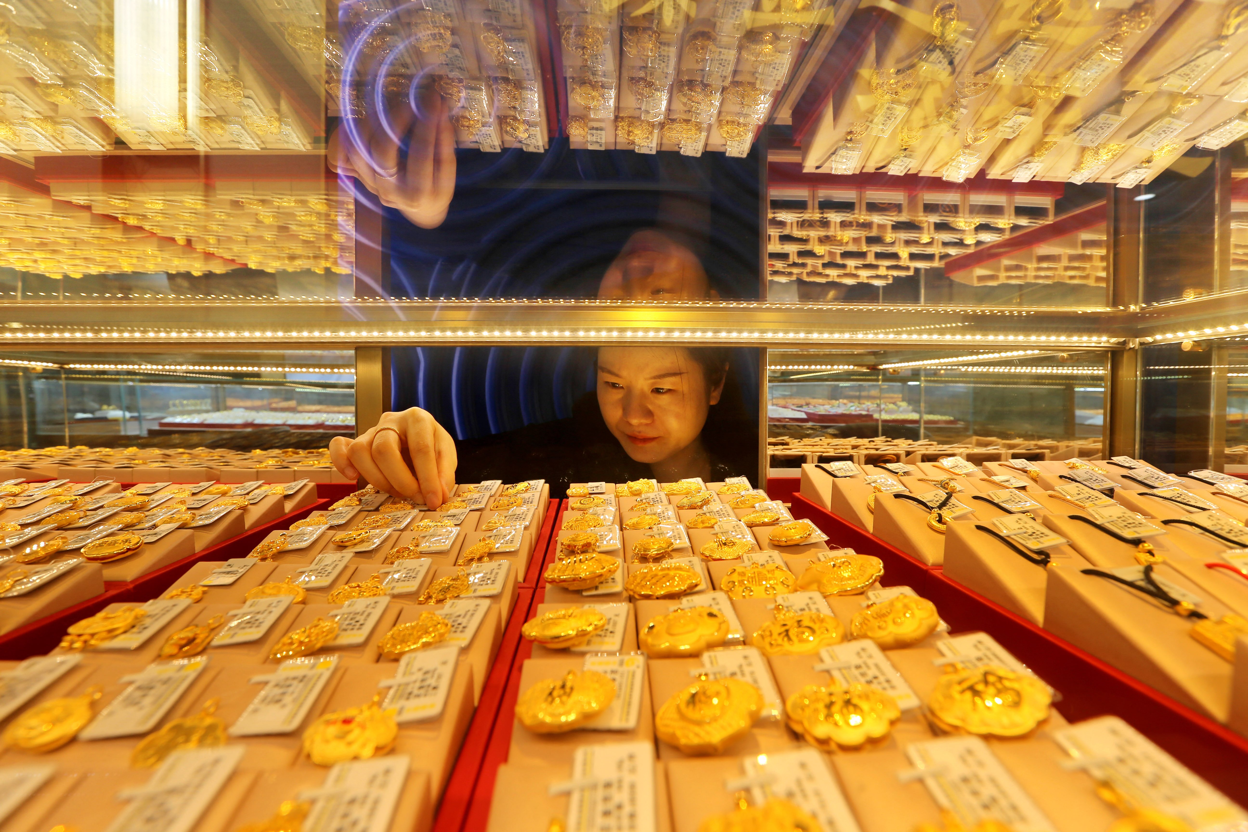 Gold hits new highs as uncertainty weighs