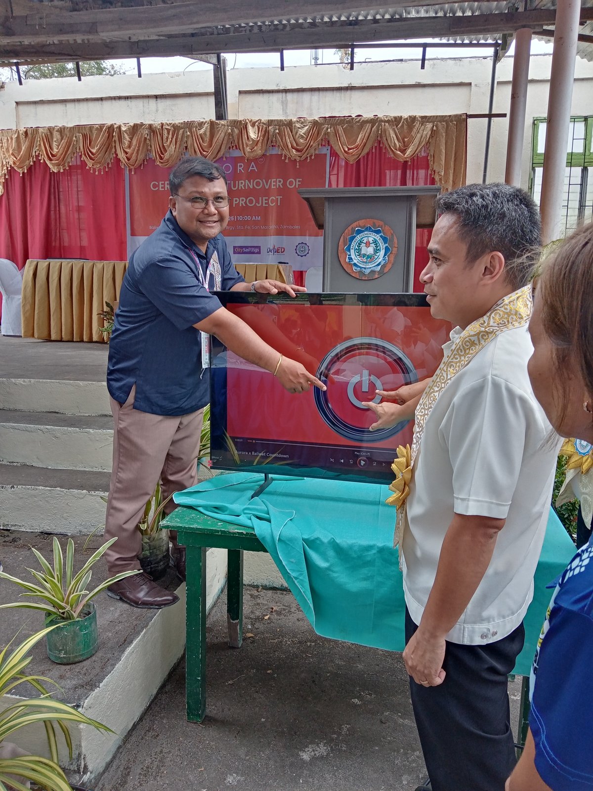 BALIWET Elementary School principal Oliver Pablo (left) with assistant schools division superintendent William Roderick Fallorin doing the ceremonial switch-on of the solar power system and Starlink Internet for BES.