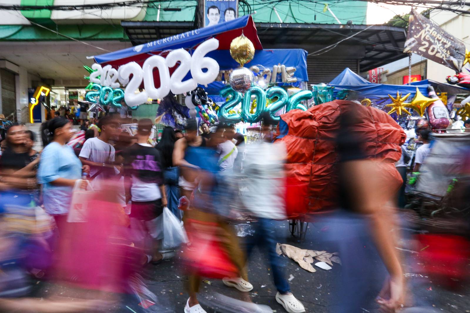 GOODBYE 2025, HELLO 2026
Shoppers crowd Divisoria in Manila as they buy food, firecrackers, good luck charms, and round fruits ahead of New Year’s Day celebrations.
