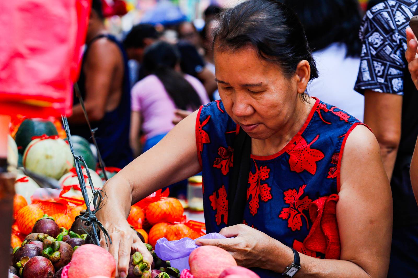 GOODBYE 2025, HELLO 2026
Shoppers crowd Divisoria in Manila as they buy food, firecrackers, good luck charms, and round fruits ahead of New Year’s Day celebrations.