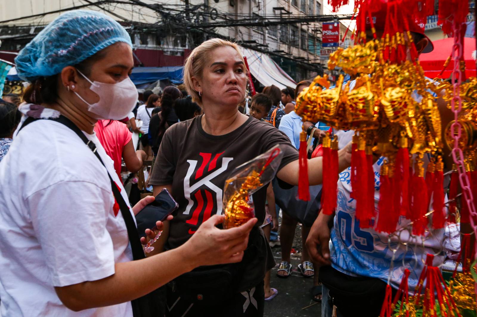 GOODBYE 2025, HELLO 2026
Shoppers crowd Divisoria in Manila as they buy food, firecrackers, good luck charms, and round fruits ahead of New Year’s Day celebrations.