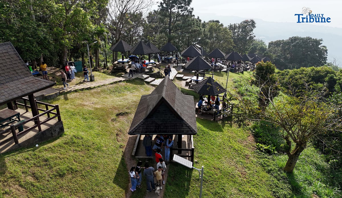 Local tourists enjoy the view of Taal Volcano as it is shrouded in smog at Picnic Grove, one of Tagaytay City’s popular tourist spots, ahead of New Year celebrations on December 30, 2025. Photo by Analy Labor