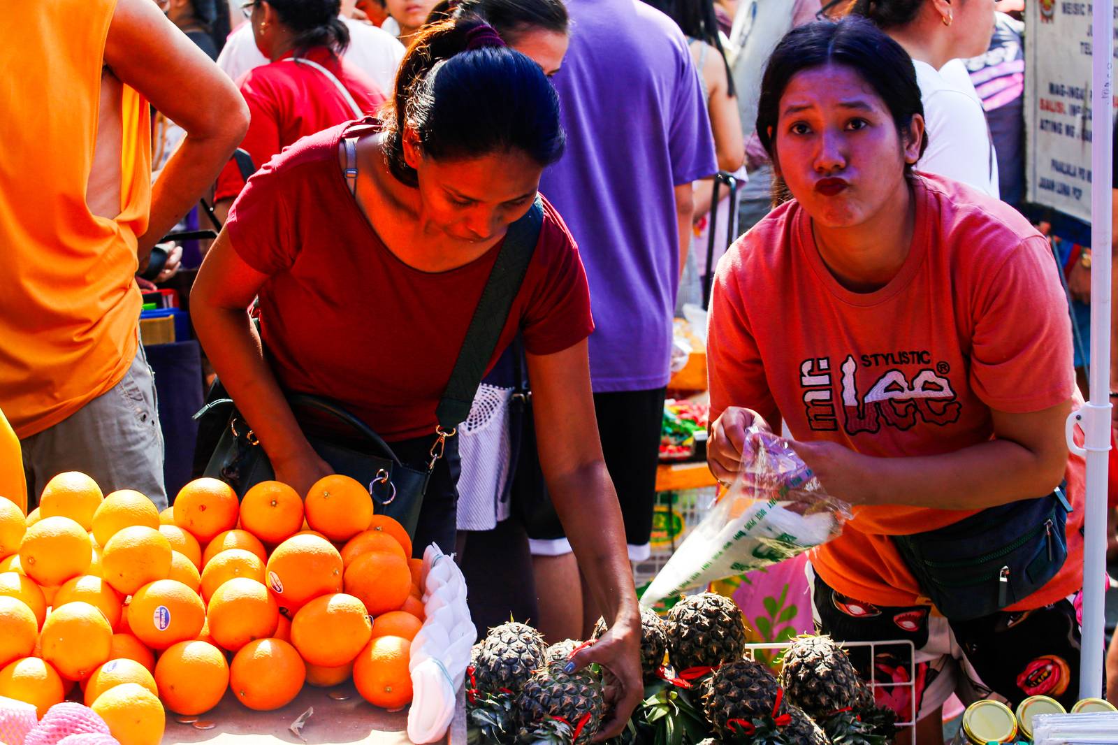 GOODBYE 2025, HELLO 2026
Shoppers crowd Divisoria in Manila as they buy food, firecrackers, good luck charms, and round fruits ahead of New Year’s Day celebrations.
