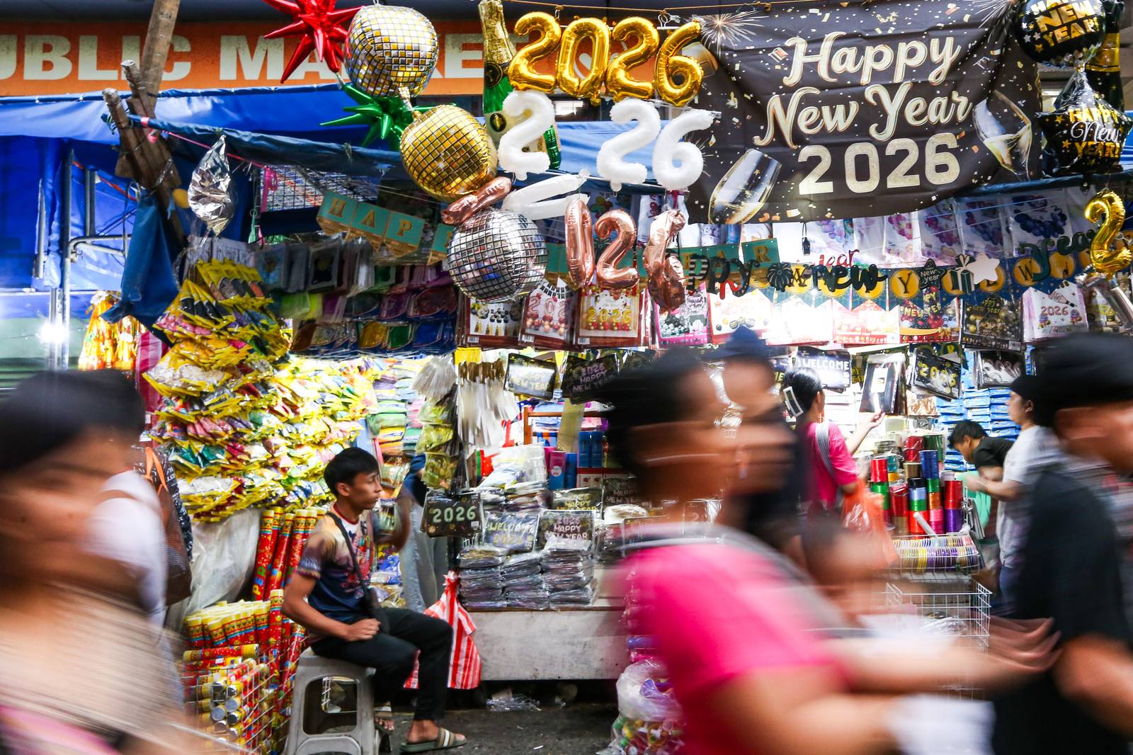 GOODBYE 2025, HELLO 2026
Shoppers crowd Divisoria in Manila as they buy food, firecrackers, good luck charms, and round fruits ahead of New Year’s Day celebrations.