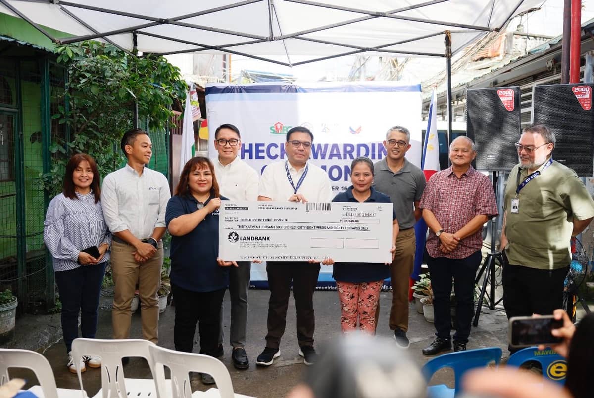 DHSUD secretary Jose Ramon Aliling and SHFC president and CEO Federico Laxa lead the turnover of checks to two Pasig City communities under President Ferdinand R. Marcos Jr.’s Expanded Pambansang Pabahay para sa Pilipino Program through the Enhanced Community Mortgage Program on 16 December.