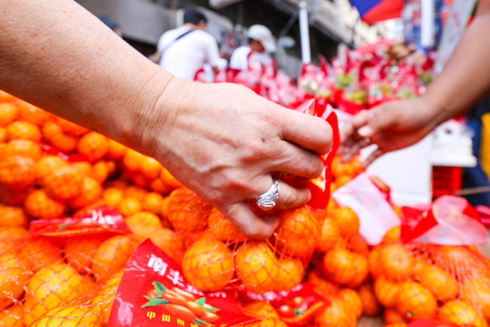 GOODBYE 2025, HELLO 2026
Shoppers crowd Divisoria in Manila as they buy food, firecrackers, good luck charms, and round fruits ahead of New Year’s Day celebrations.