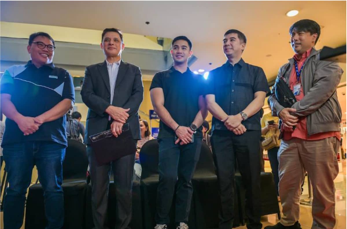 MMDA chairman Atty. romando ‘Don’ Artes is joined by (from left) SM Supermalls
senior assistant vice president, regional operations head, Christian V. Mathay; MMDA
AgM for operations, assistant secretary David Angelo Vargas; SM Supermalls
department head, assistant vice president, royston A. Cabunag; and SM Supermalls
group head — senior assistant vice president, Egbert T. Lim in support of the launch
of the MMDA–SM Smart Mobility and Traffic Information Sharing Project, reinforcing
SM’s commitment to commuter convenience.