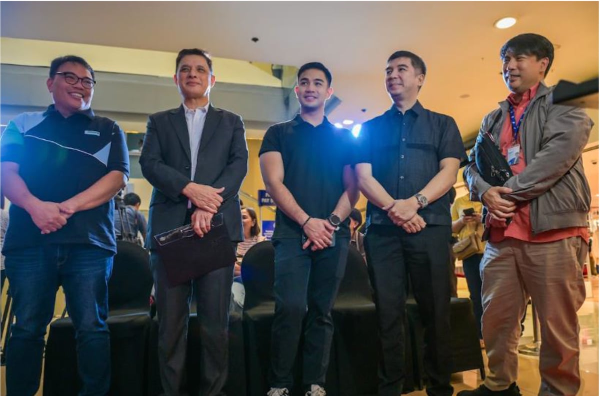MMDA chairman Atty. romando ‘Don’ Artes is joined by (from left) SM Supermalls
senior assistant vice president, regional operations head, Christian V. Mathay; MMDA
AgM for operations, assistant secretary David Angelo Vargas; SM Supermalls
department head, assistant vice president, royston A. Cabunag; and SM Supermalls
group head — senior assistant vice president, Egbert T. Lim in support of the launch
of the MMDA–SM Smart Mobility and Traffic Information Sharing Project, reinforcing
SM’s commitment to commuter convenience.