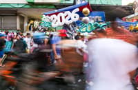 GOODBYE 2025, HELLO 2026
Shoppers crowd Divisoria in Manila as they buy food, firecrackers, good luck charms, and round fruits ahead of New Year’s Day celebrations.