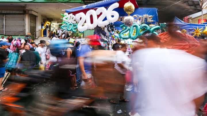 GOODBYE 2025, HELLO 2026
Shoppers crowd Divisoria in Manila as they buy food, firecrackers, good luck charms, and round fruits ahead of New Year’s Day celebrations.