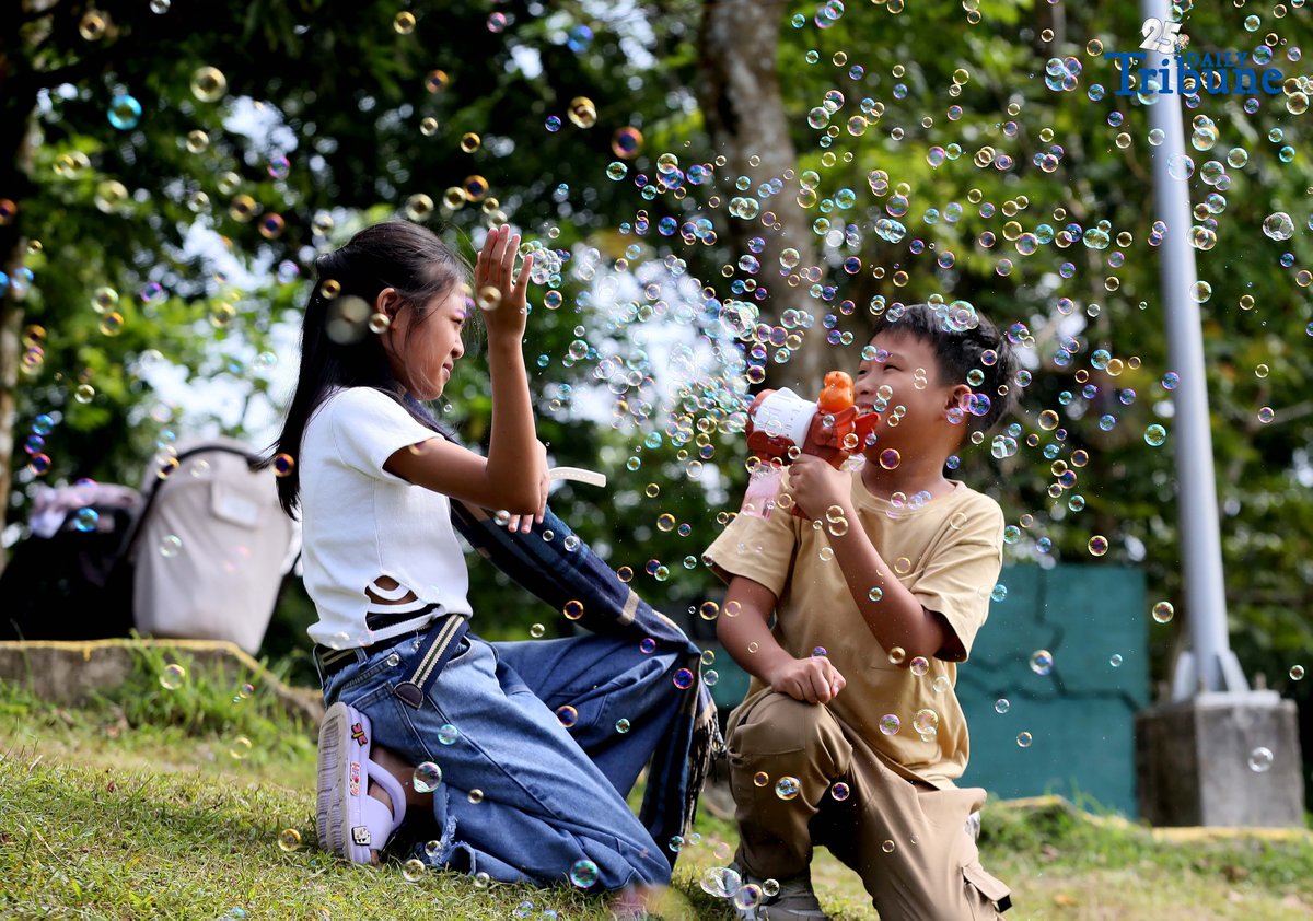 (December 30 2025) Kids were seen enjoying playing with the soap bubbles at Picnic Grove, one of the tourist spots in Tagaytay City, on Tuesday December 30 2025. Photo/Analy Labor