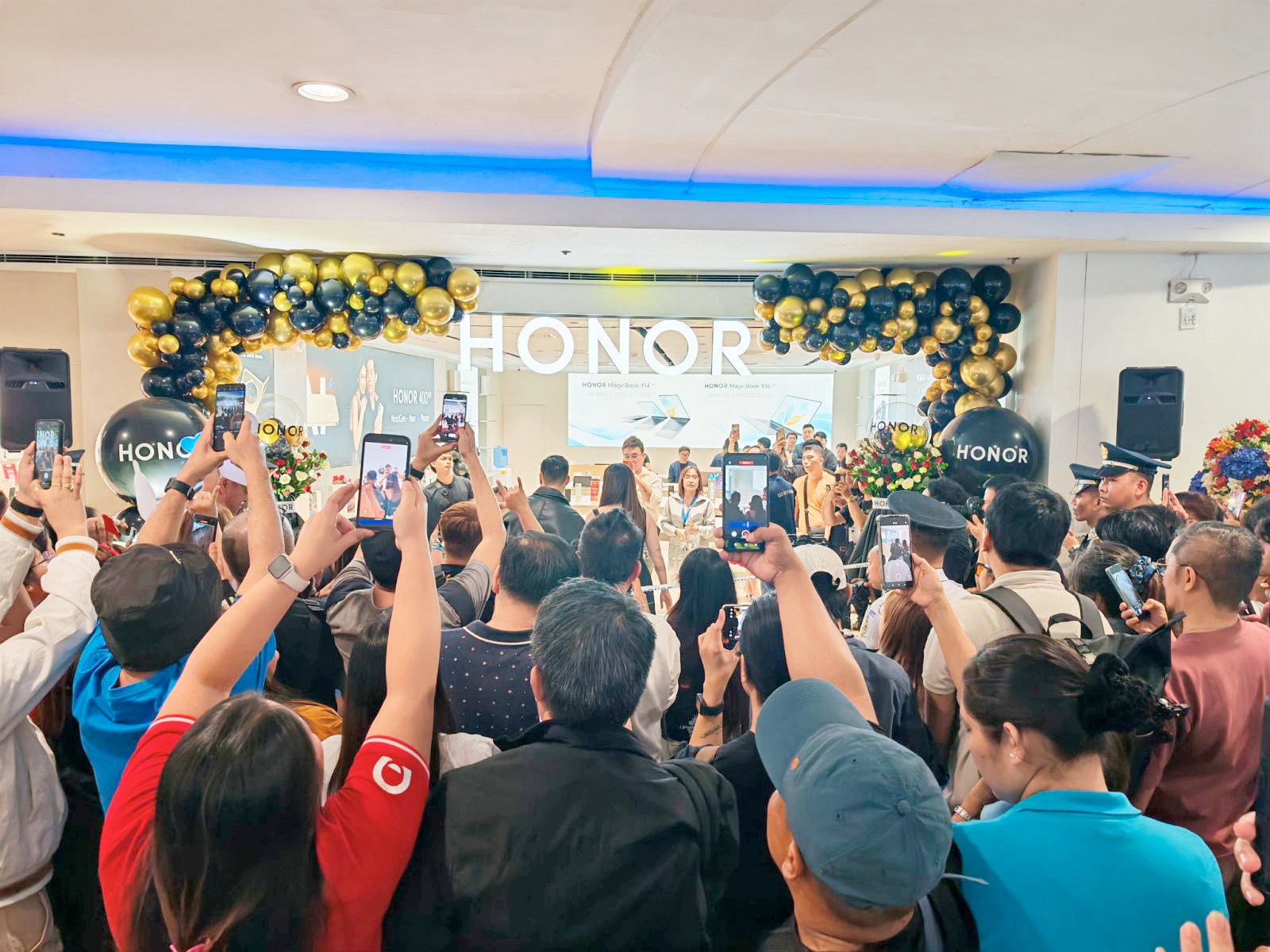 Honor opens SM City Mla outlet