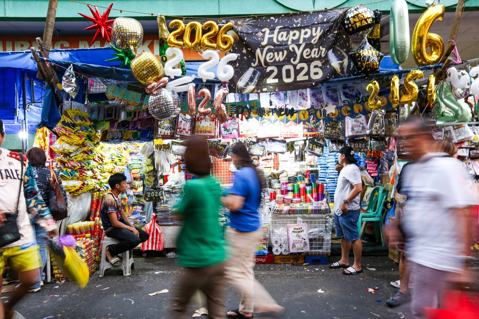GOODBYE 2025, HELLO 2026
Shoppers crowd Divisoria in Manila as they buy food, firecrackers, good luck charms, and round fruits ahead of New Year’s Day celebrations.