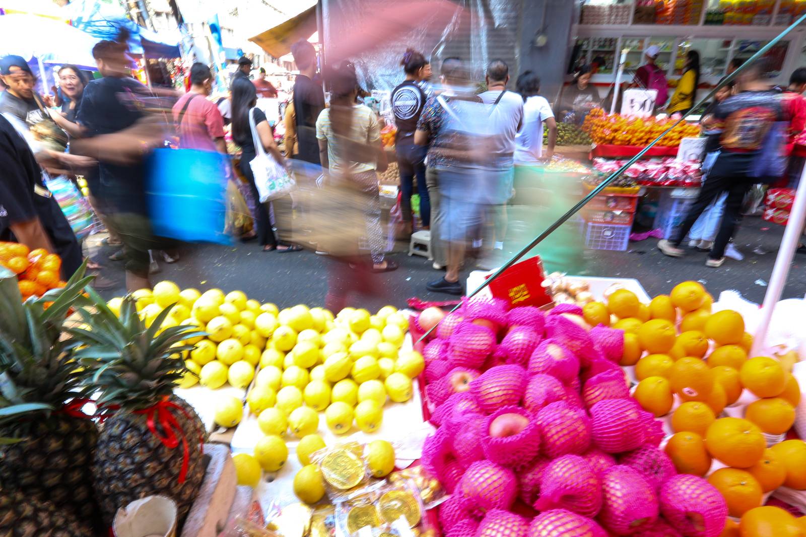 GOODBYE 2025, HELLO 2026
Shoppers crowd Divisoria in Manila as they buy food, firecrackers, good luck charms, and round fruits ahead of New Year’s Day celebrations.