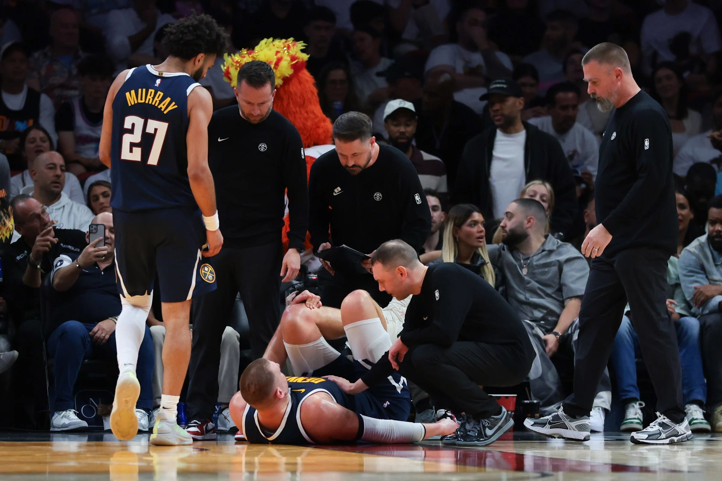 Nikola Jokic appears to suffer from a knee injury