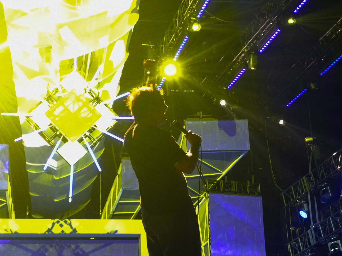 Juan Karlos Labajo performing at the Makati in Full Color NYE countdown
