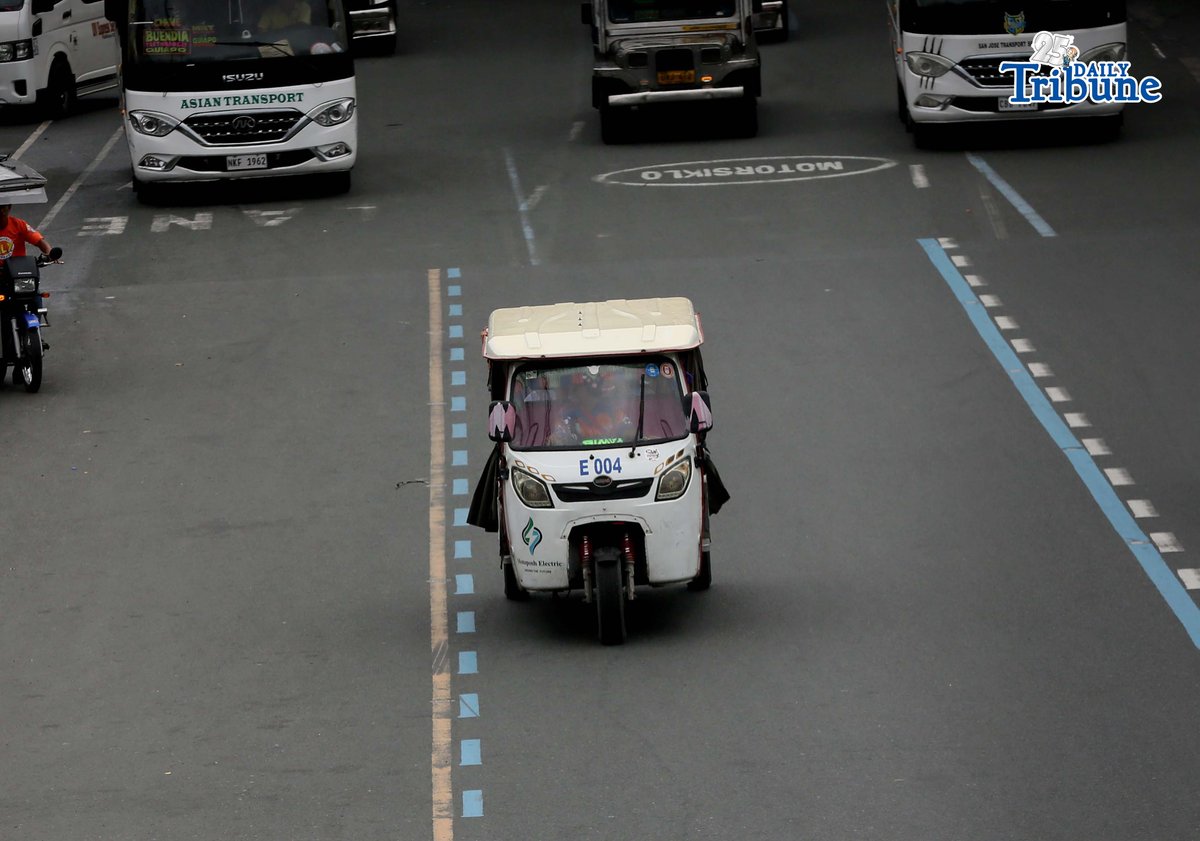 (January 02 2026) An electric tricycle travels were seen pick up passengers along Commonwealth Avenue in Quezon City on Friday, January 2, 2026, The Land Transportation Office (LTO) announce they started apprehend as restrictions on e-bikes and e-trikes on major roads take effect starting January 2, 2026, LTO said the measure aims to improve road safety and traffic flow on major thoroughfares, with violators facing vehicle impoundment. Photo/Analy Labor