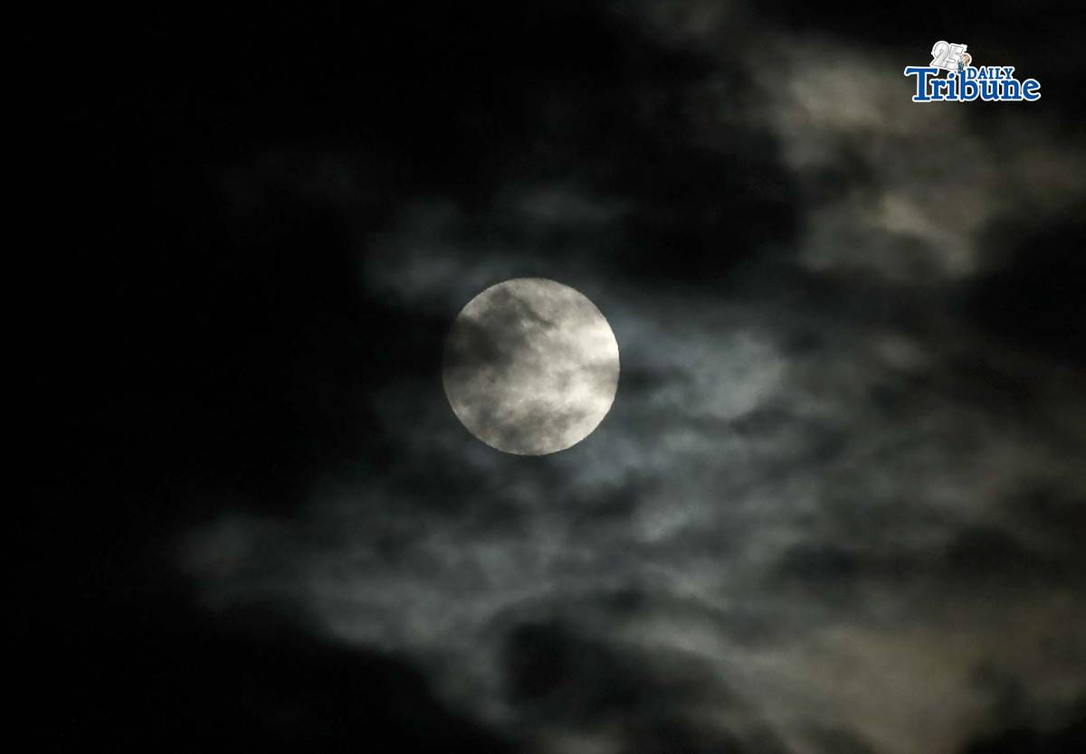 (January 03 2026) The first Super Moon in the year 2026, known as the Wolf Moon appears briefly in the sky seen from Caloocan north on Saturday Night January 3 2026. Photo/Analy Labor