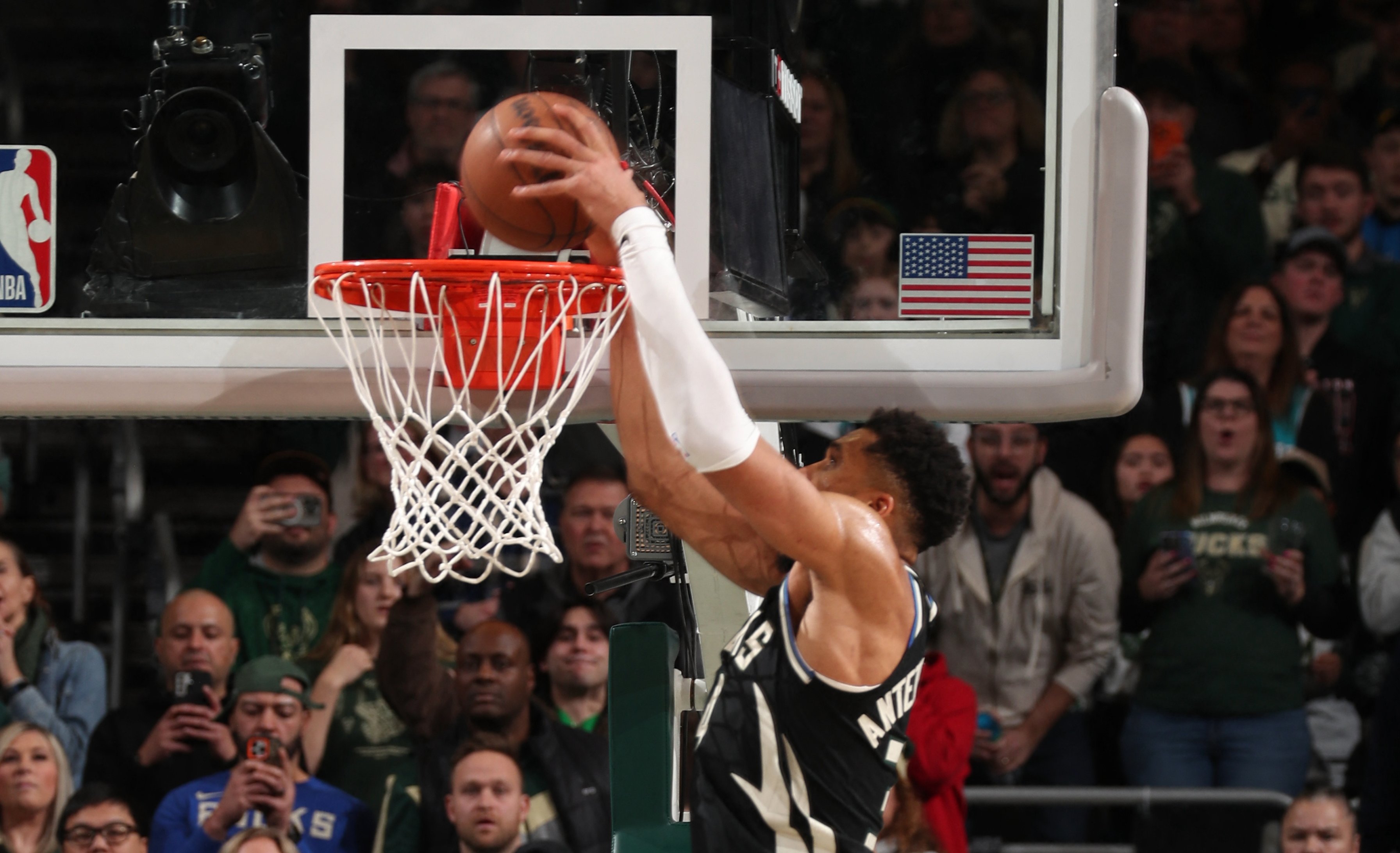 Giannis dunk keys Milwaukee victory