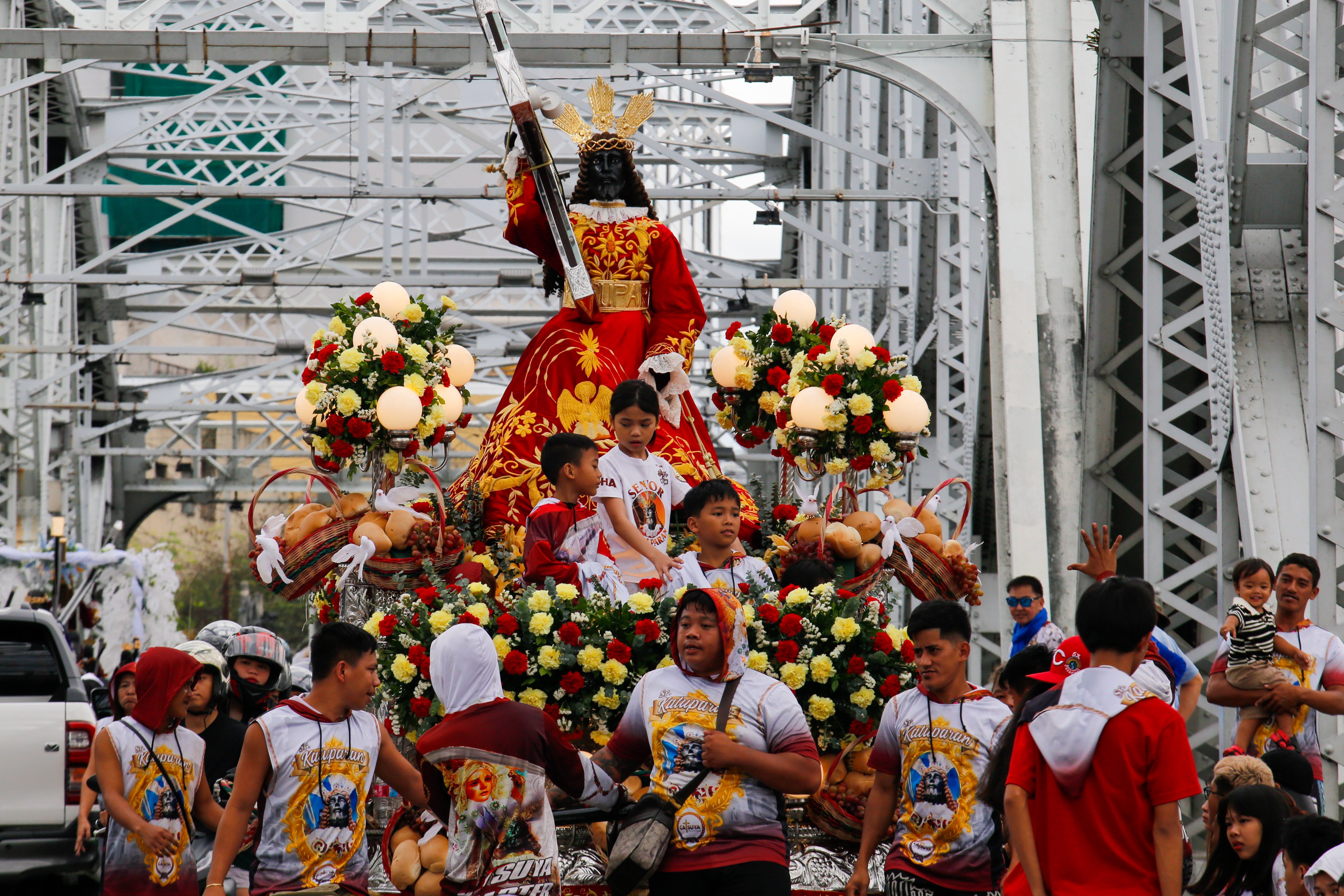 Devotees prepare for the blessings of replica of Jesus Nazareno 