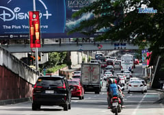 Moderate traffic builds along EDSA southbound