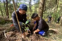 RESOURCE conservation A Hedcor team member and his son participate in a tree-planting activity at the La Trinidad Hydroelectric Plant in Alapang, Benguet, which draws its power from the Balili River.