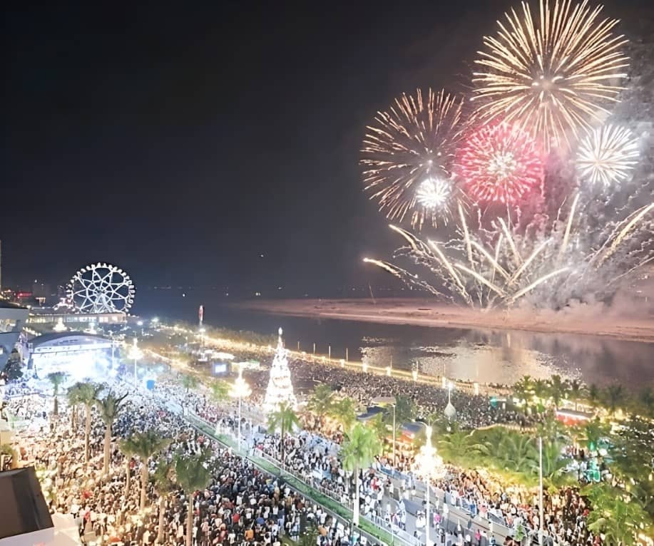 FIREWORKS light up SM Mall of Asia as 250,000 people gather for the
GMA Kapuso Countdown to 2026, marking one of the country’s biggest
New Year celebrations.