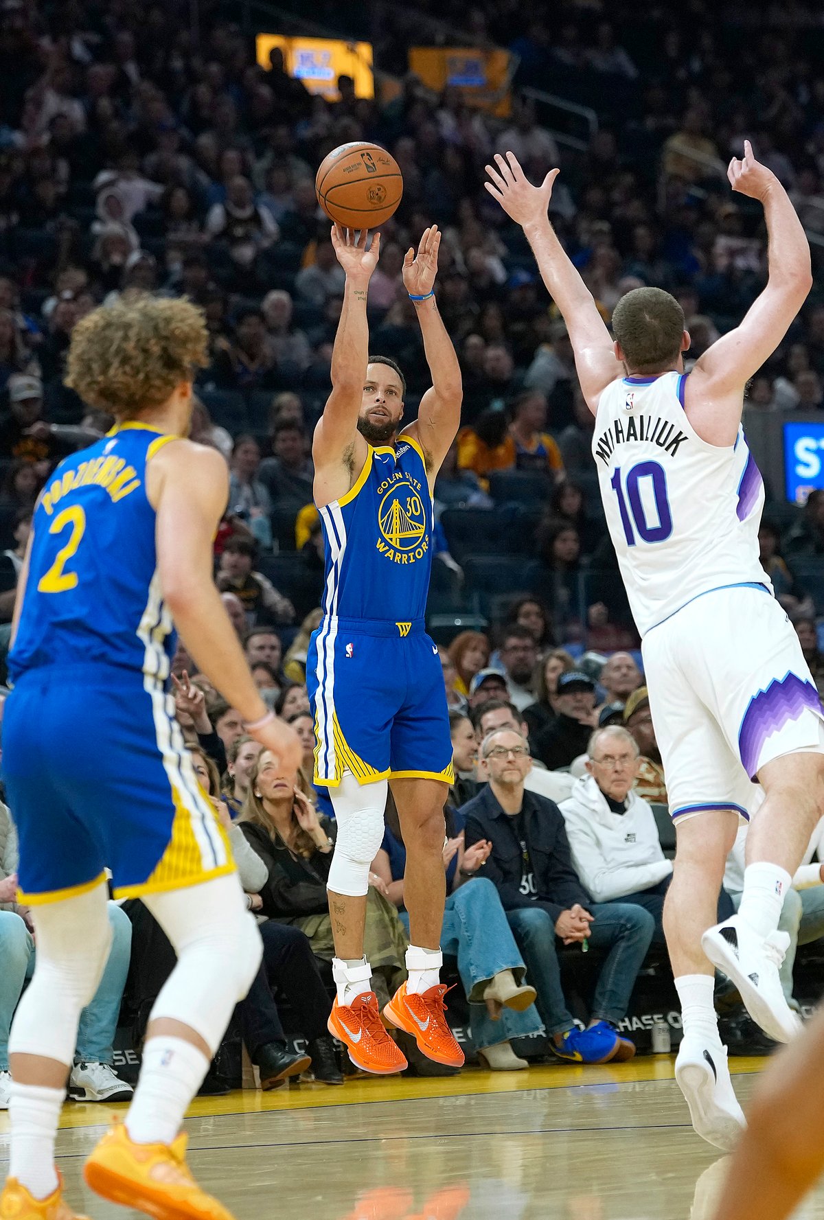 Curry dazzles, powers Warriors past Jazz