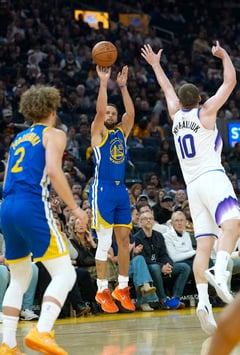 Curry dazzles, powers Warriors past Jazz
