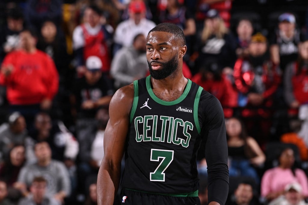 Curry lifts Warriors in return, Brown scores 50 in Celtics win