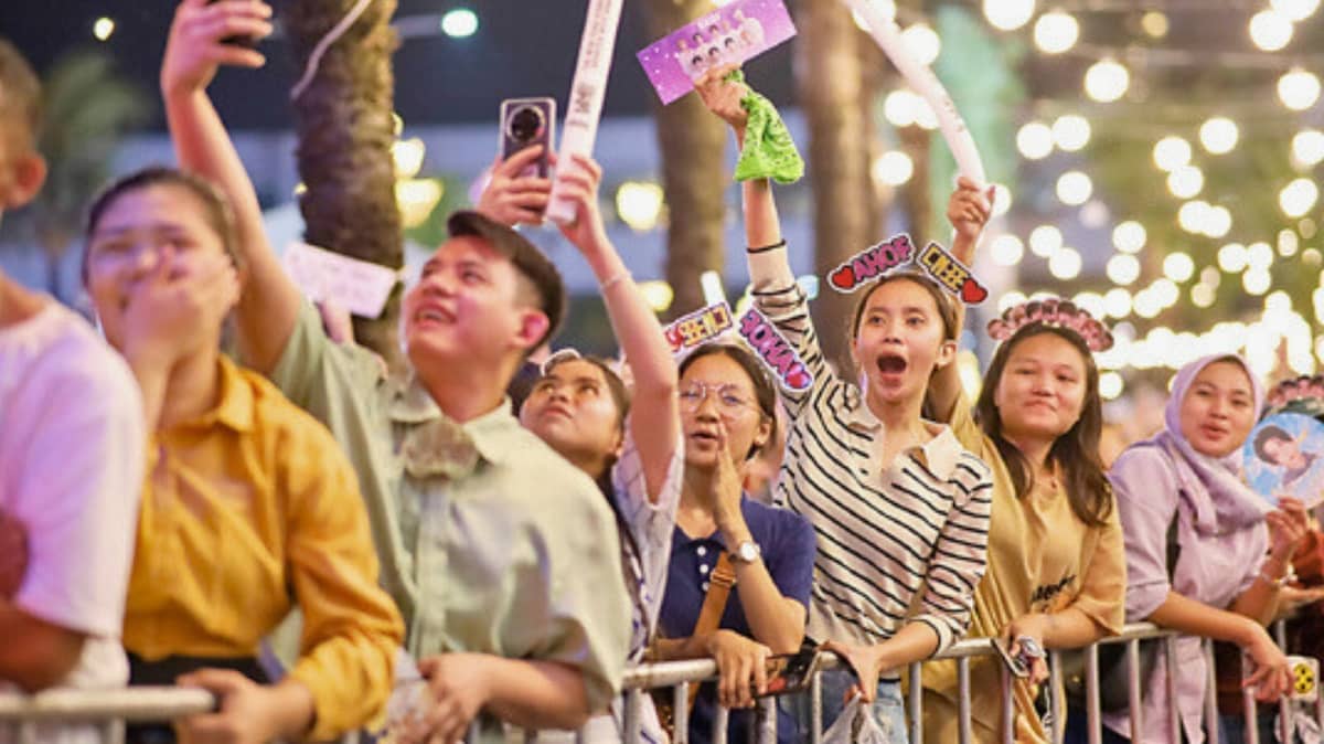 AHOF fans fill the SM Mall of Asia grounds, turning the GMA Kapuso
Countdown into a fan-powered New Year celebration.