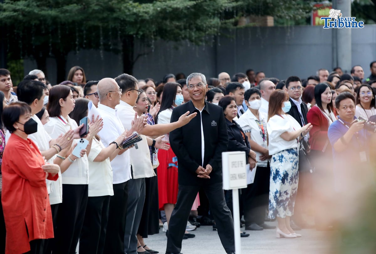 (January 05 2026) MMDA Chairman Atty. Don Artes along with MMDA Employees welcome the newly appointed MMDA General Manager  former PNP Chief General Nicolas Deloso Torre III, during the flag raising held at  the MMDA head office in Pasig City on January 5, 2026. Photo/Analy Labor