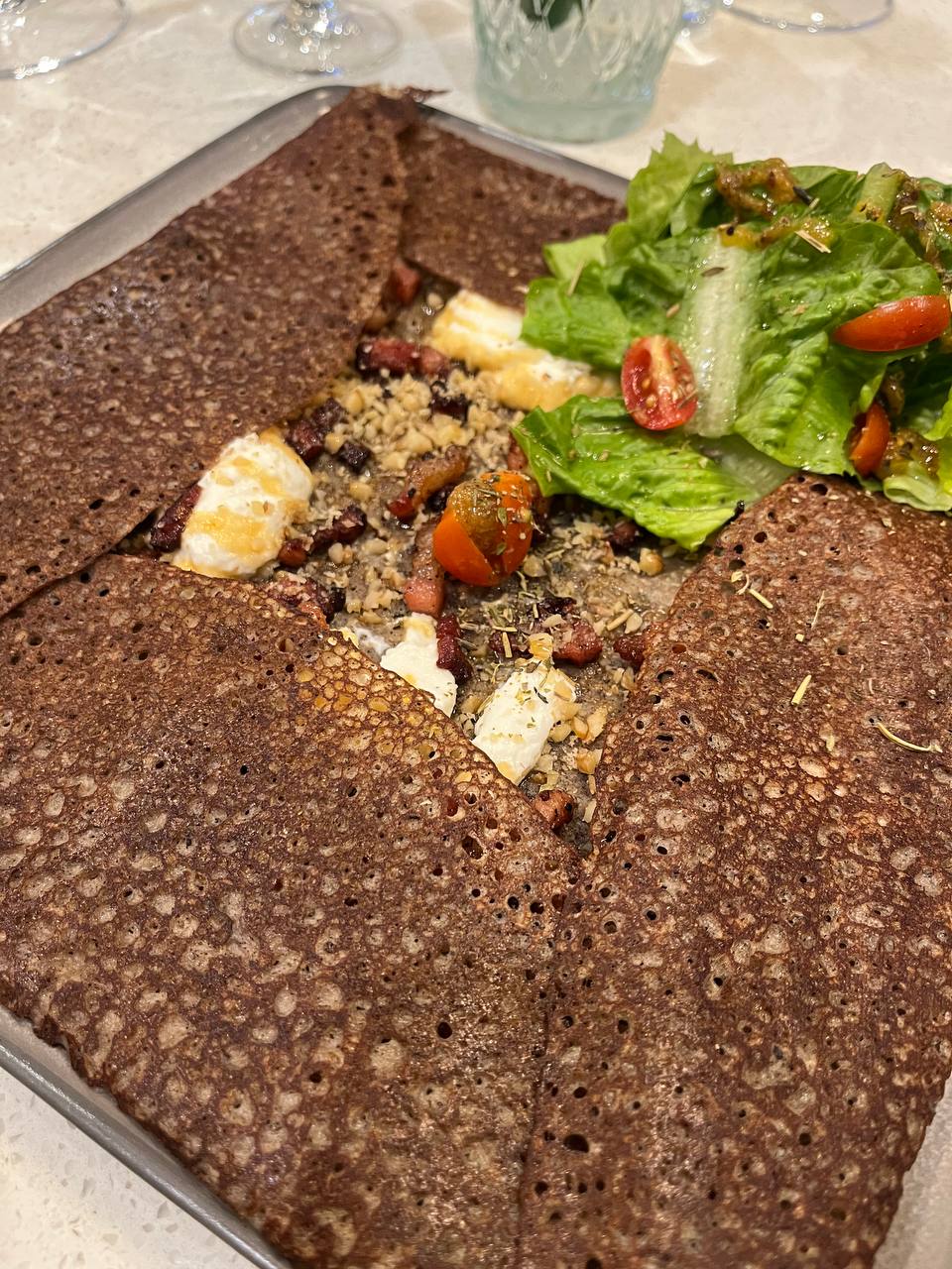 Crozon (goat cheese, lardons (bacon), raw honey, walnuts, lettuce, cherry tomatoes, herbs).