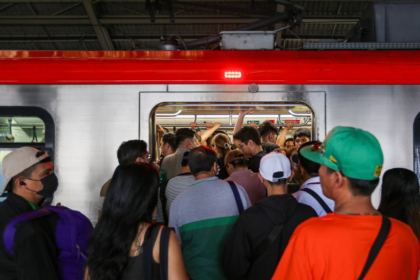 As holiday break ends, commuters deal with the same challenge in taking trains, as in this photo taken on Tuesday morning, 06 January 2026.