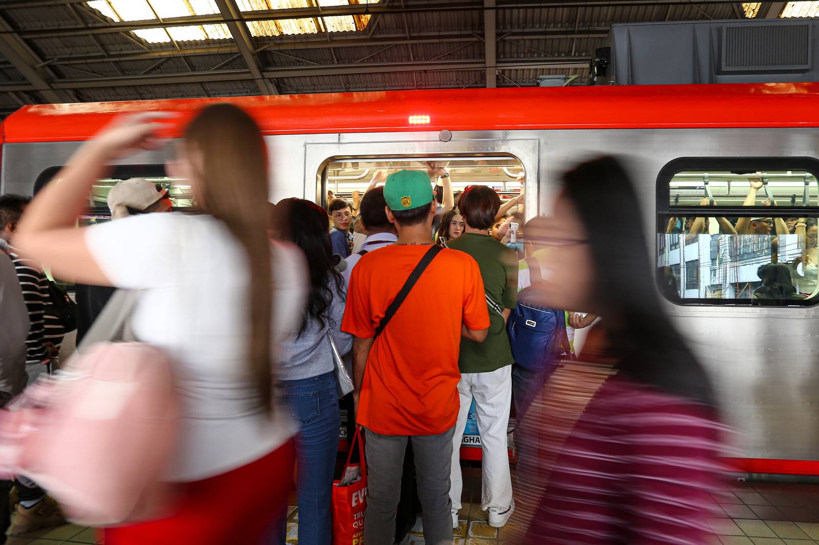 As holiday break ends, commuters deal with the same challenge in taking trains, as in this photo taken on Tuesday morning, 06 January 2026.